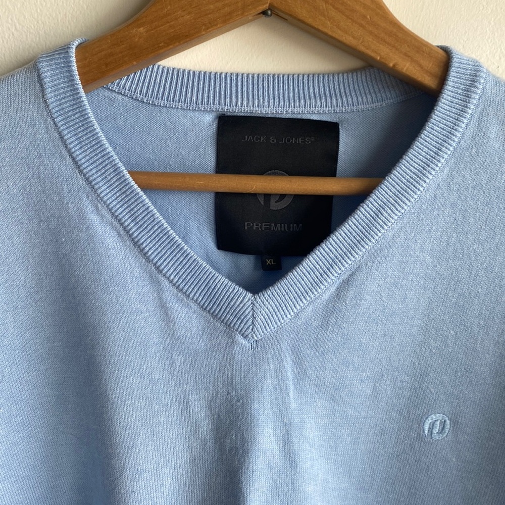 Men’s light blue Jack & Jones v-neck sweater